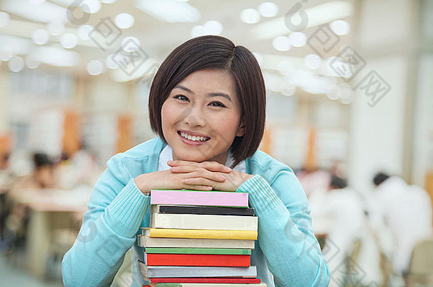 肖像微笑年轻的女人图书馆