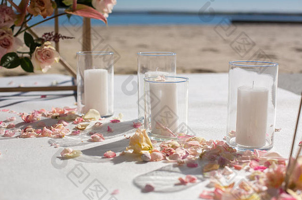 新鲜的花花瓣谎言地板上装饰婚礼拱白色蜡烛事件装饰新鲜的花