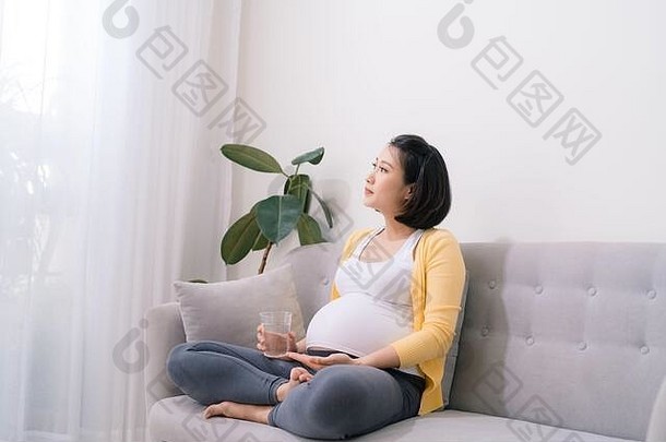 维生素怀孕了准女人持有群药片玻璃水