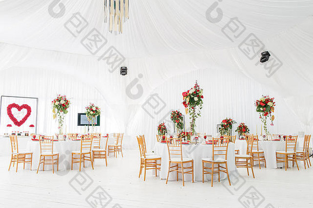 美丽的宴会大厅帐篷婚礼接待室内婚礼帐篷装饰准备好了客人装饰花红色的主题