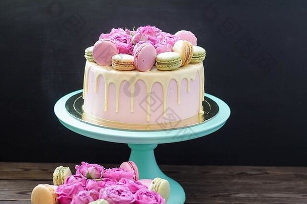 现代粉红色的蛋糕融化了巧克力新鲜的玫瑰蛋白杏仁饼概念婚礼情人节一天母亲的一天生日蛋糕
