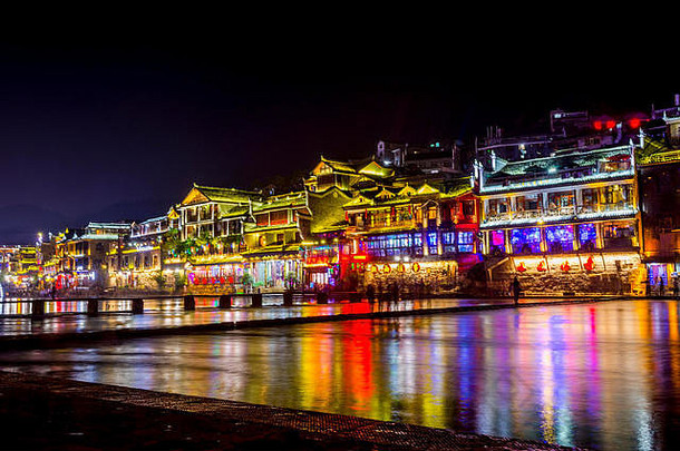 照亮传统的中国人体系结构建筑城市的市中心河银行晚上