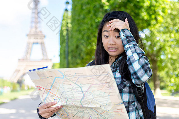 视图年轻的有吸引力的亚洲旅游失去了巴黎