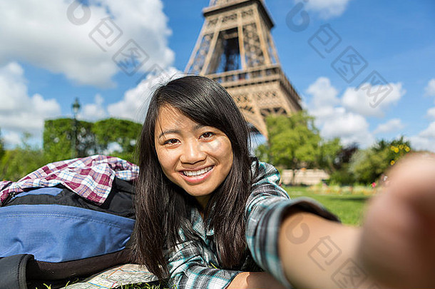 视图年轻的有吸引力的亚洲旅游巴黎采取自拍