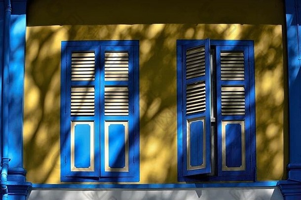 传统的古董中国人商店房子外古董蓝色的黄色的木装有百叶窗板的百叶窗历史duxton山新加坡