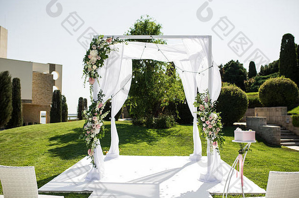 美丽的即将离任的婚礼集犹太人hupa浪漫的婚礼仪式婚礼户外草坪上水视图婚礼装饰白色木父亲