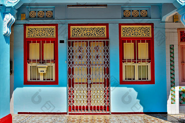 入口传统的杂交种商店房子红色的奶油通过窗户蓝色的墙阴影阳光历史geylang新加坡