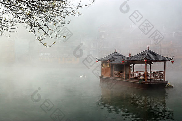 中国景观船多雾的河传统的建筑背景湖南省