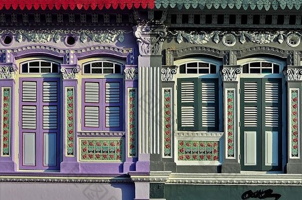 前面视图传统的新加坡临街店铺拱形窗户色彩鲜艳的百叶窗历史珠chiat新加坡软早....阳光