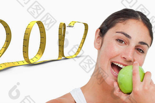 复合图像关闭浅黑肤色的女人吃绿色苹果
