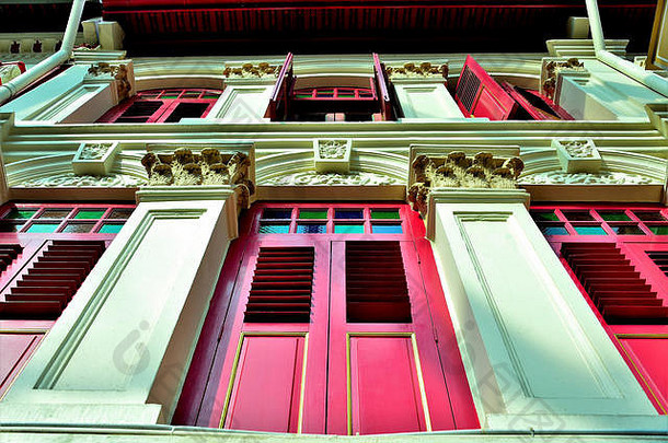 的角度来看视图古董传统的新加坡商店房子外古董红色的木百叶窗绿色外观历史唐人街