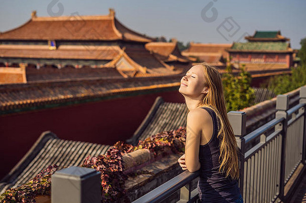 享受假期中国年轻的女人被禁止的城市旅行中国概念显示免费的交通小时小时中国