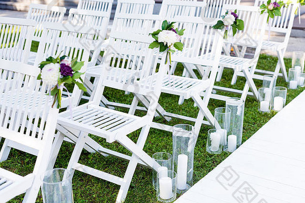 美丽的婚礼集婚礼仪式花园白色木椅子装饰花蜡烛站行