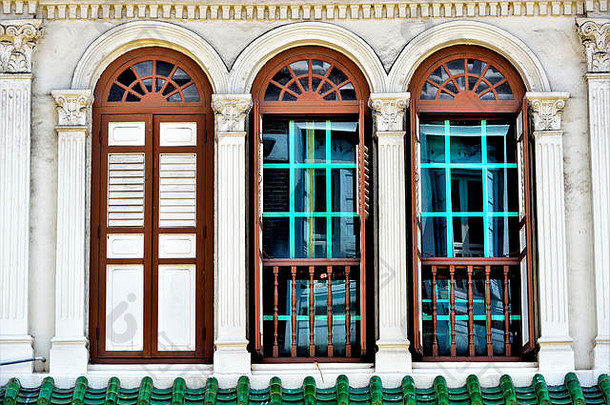传统的新加坡商店房子拱形窗户白色外古董棕色（的）白色木百叶窗市中心新加坡