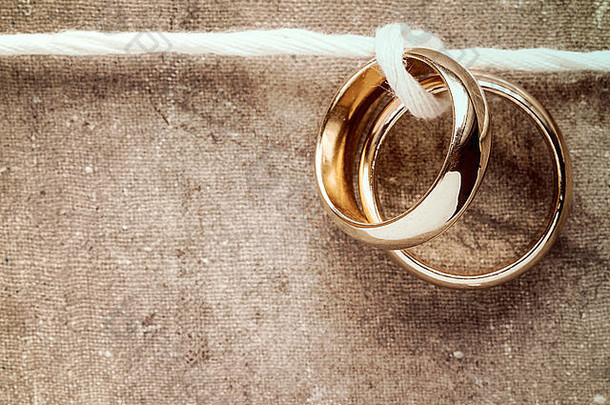 婚礼环挂绳子脏帆布背景