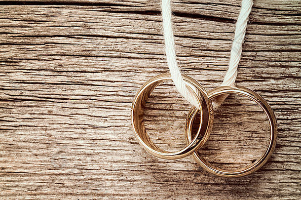 婚礼环挂绳子木背景古董图像