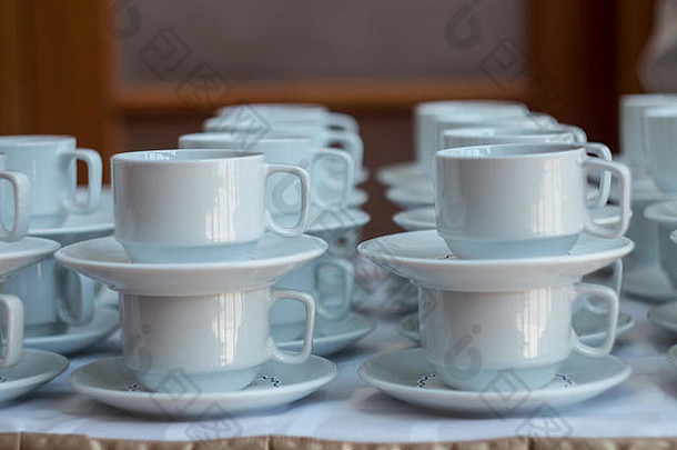白色杯茶堆表格盘子休息时间餐饮概念