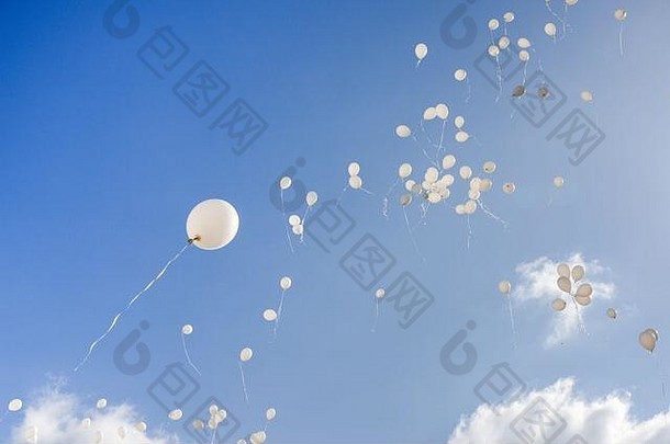 白色气球飞行天空复制空间