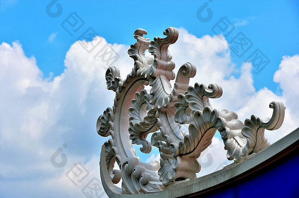 关闭细节石头龙雕刻中国人寺庙屋顶新加坡蓝色的天空云