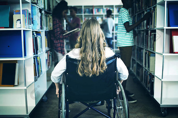 禁用女孩轮椅图书馆