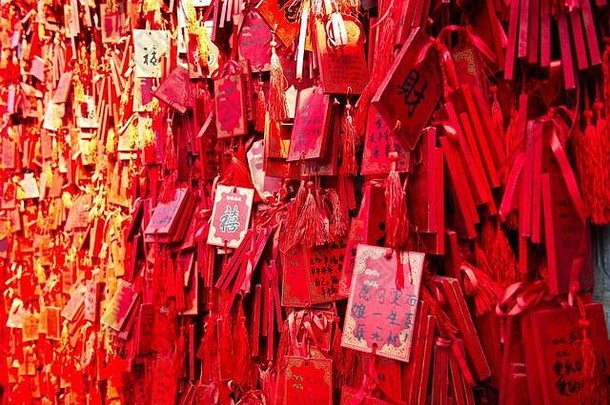 红色的幸运的魅力挂孔子寺庙龙门石窟世界遗产网站洛阳城市河南省中国10月