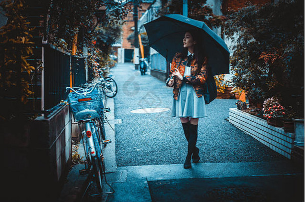 美丽的日本女孩走东京概念青少年学校
