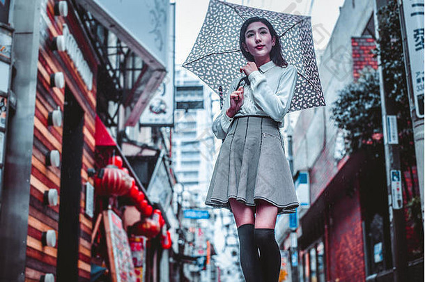 美丽的日本女孩走东京概念青少年学校