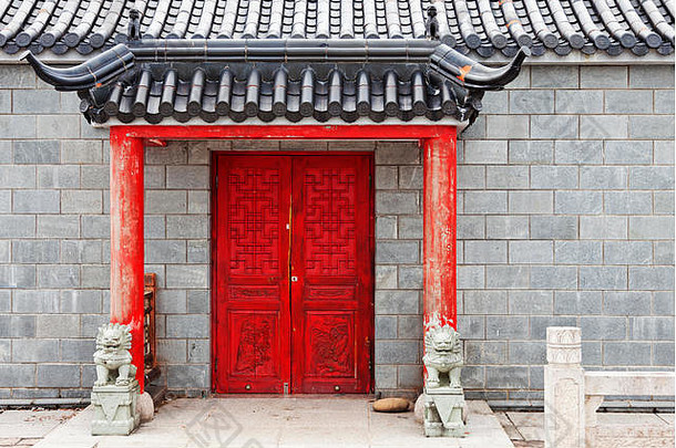 红色的中国人通过寺庙