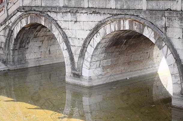 石头桥反射水昆明云南中国