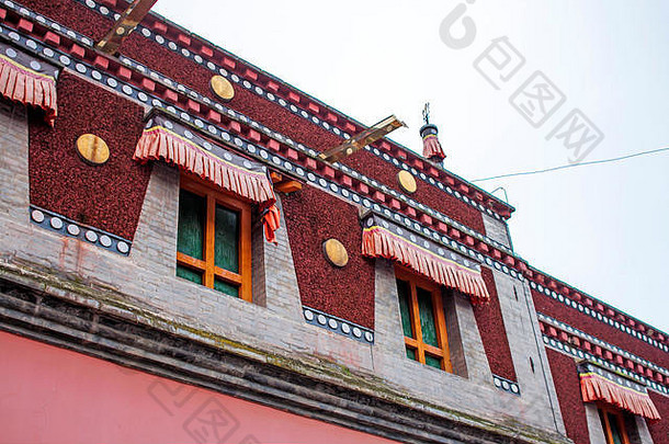色彩斑斓的藏文体系结构详细的外观前地板上传统的佛教建筑红色的中国人窗户