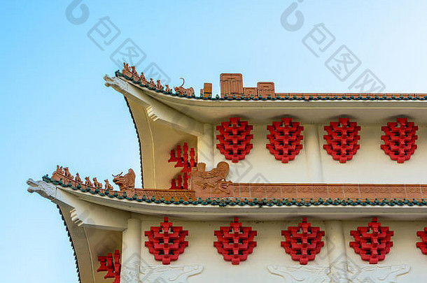 现代建筑中国灵感体系结构特色弯曲的屋顶脊装饰陶瓷雕像龙形状的梁上釉屋顶