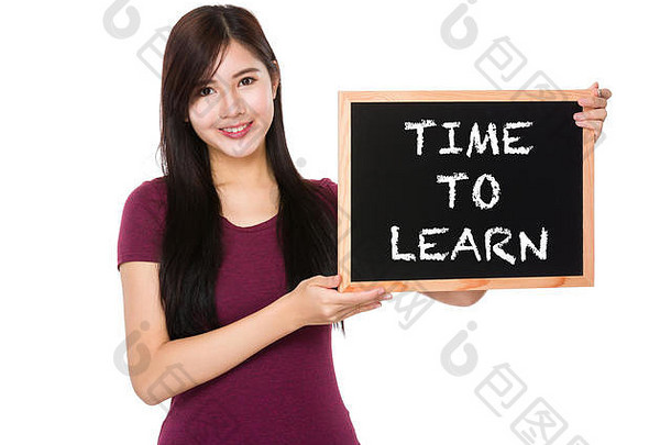 亚洲女人持有空白黑板显示短语时间学习