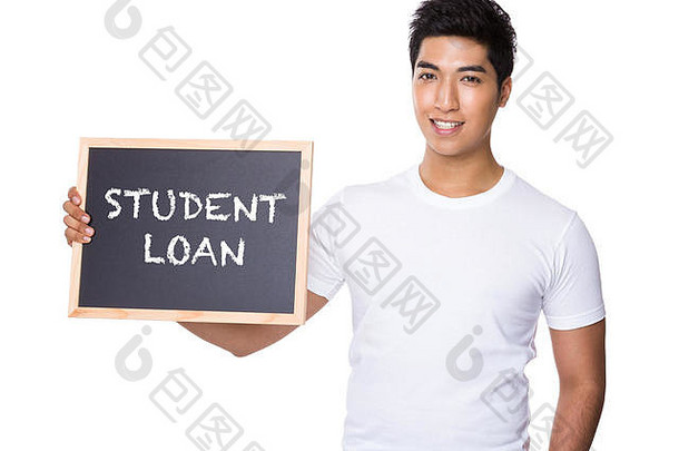 亚洲男人。黑板显示短语学生贷款
