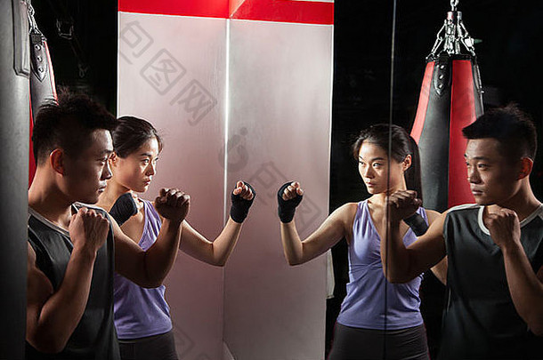 拳击教练女学生练习的立场前面镜子拳击健身房