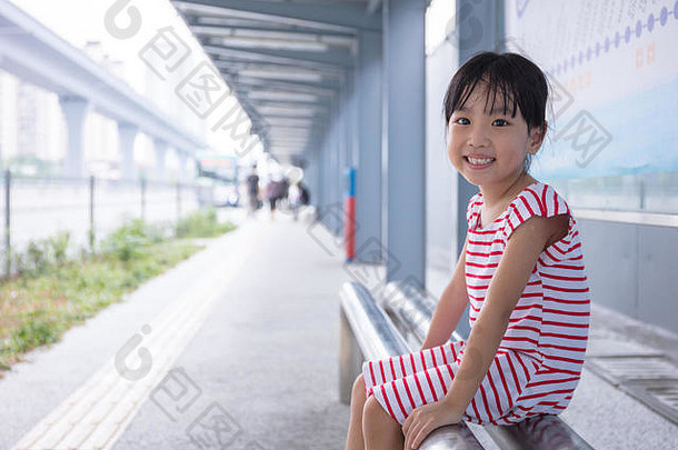 亚洲中国人女孩等待公共汽车公共汽车停止