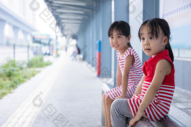 亚洲中国人<strong>女孩</strong>等待公共汽车公共汽车停止