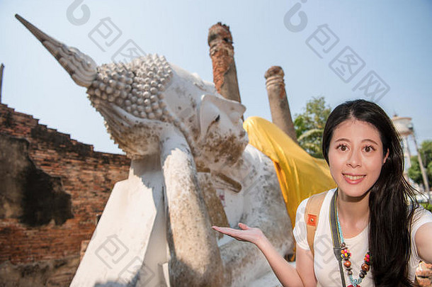 亚洲中国人学生旅行者采取肖像自拍照片移动电话相机<strong>泰国</strong>旅行显示手势介绍Copyspace