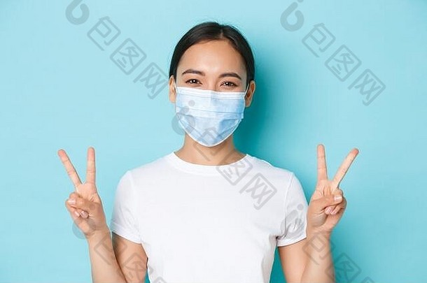 科维德社会距离冠状病毒流感大流行概念可爱的微笑亚洲女孩白色t恤医疗面具显示和平卡哇伊甘蔗