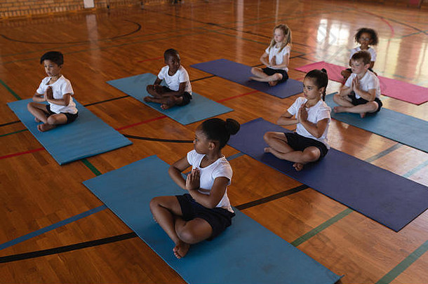 学生们瑜伽冥想瑜伽席学校