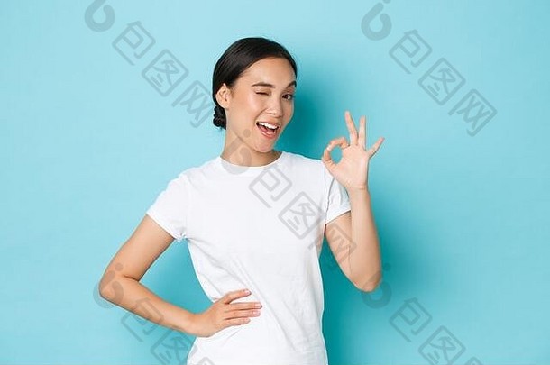肖像时髦的自信漂亮的亚洲女孩白色t恤保证控制显示手势批准