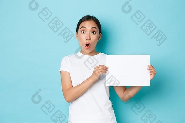 惊讶兴奋亚洲女孩白色t恤使公告喘气惊讶显示标志一块空白纸