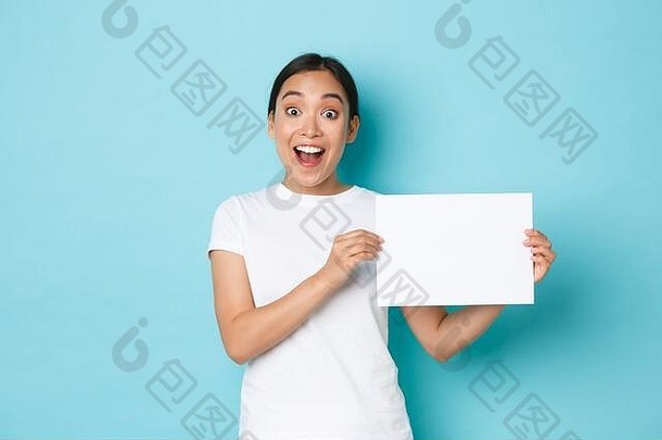 惊讶兴奋亚洲女孩白色t恤使公告喘气惊讶显示标志一块空白纸