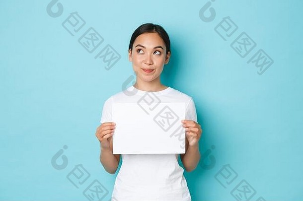 肖像深思熟虑的梦幻漂亮的亚洲女白色t恤上左角落里思考持有一块空白纸使