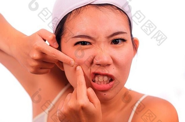 年轻的美丽的愤怒的心烦意乱亚洲朝鲜文女人痤疮煞风景的头丘疹手指镜子清洗皮肤美treatm