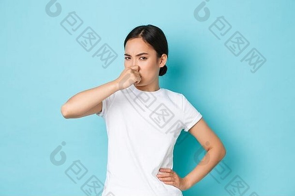 恶心困扰亚洲女孩抱怨坏气味封面鼻子扮鬼脸臭气可怕的臭站不高兴生气蓝色的