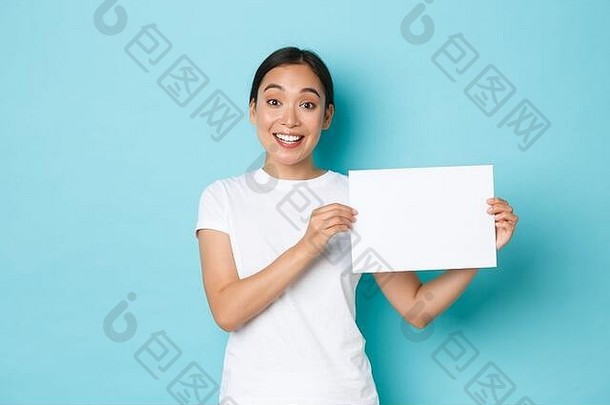 半身照肖像微笑美丽的亚洲女孩搜索使公告持有空白一块纸相机