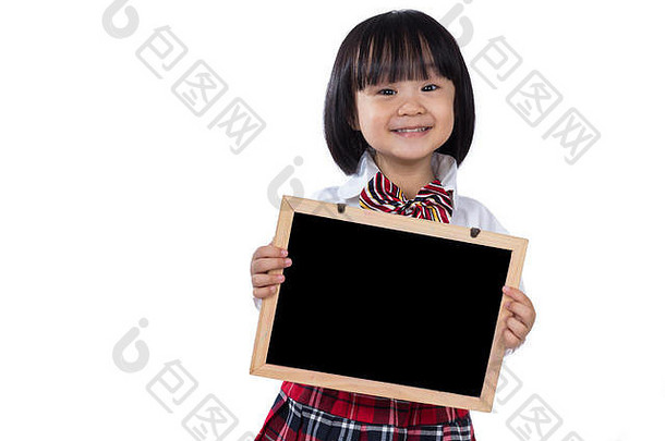 快乐亚洲中国人学生女孩持有黑板孤立的白色背景