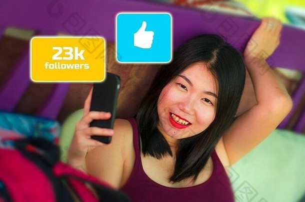 社会媒体上瘾年轻的美丽的放松亚洲学生女孩互联网应用程序网络手电话在户外很酷的咖啡馆痴迷