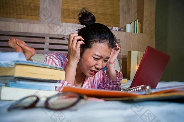 年轻的绝望的累了亚洲朝鲜文大学学生女人感觉不知所措强调准备考试研究移动PC电脑度假