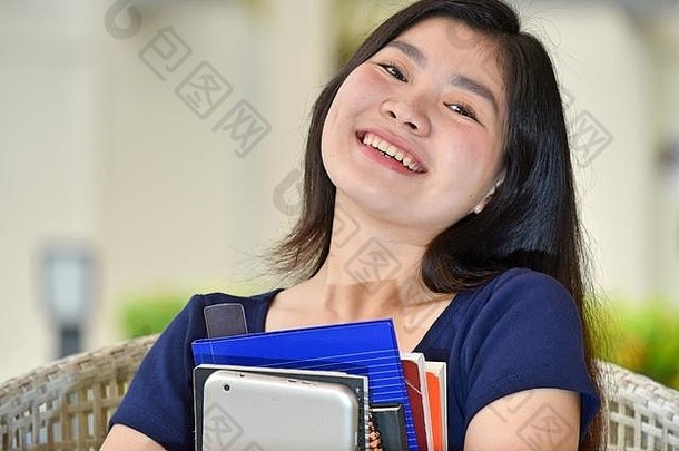 中国人女学生笑笔记本电脑